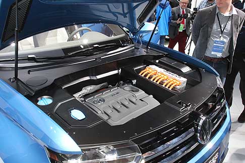 Volkswagen - La batteria agli ioni di litio consente alla CrossBlue di percorrere una distanza massima di 14 miglia (ciclo USA) e 33 km (ciclo europeo NEFZ) a trazione puramente elettrica. width=