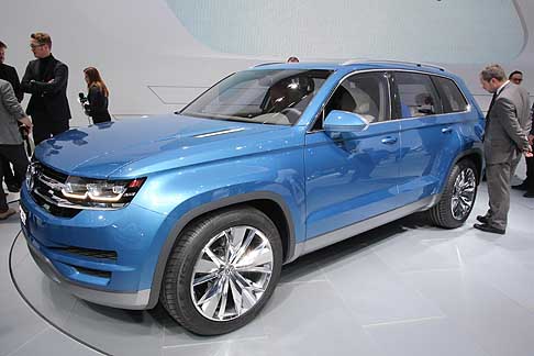 Volkswagen - A bordo, l’ambiente non è solo spazioso, ma anche di qualità. L’abitacolo è impreziosito da elementi in pelle e legno.  width=