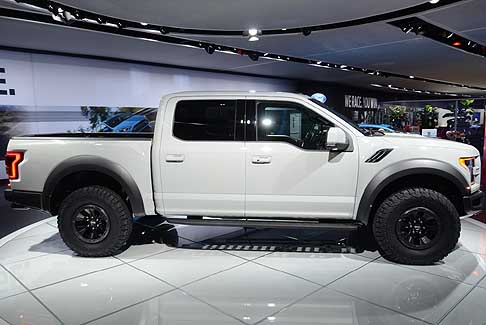 NAIAS 2016 - Ford F-150 Raptor SuperCrew, pick-up elegante e potente ma che può anche essere un’auto per tutti i giorni tanto che è il modello della sua categoria più venduto negli USA