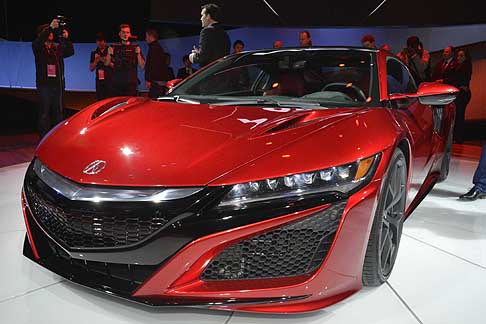 Acura - Acura NSX con Integrated Dynamic System che offre la possibilità al guidatore di scegliere la modalità di guida in base alla preferenza o alla situazione; le possibilità sono quattro: Quiet, Sport, Sport+ e Track width=
