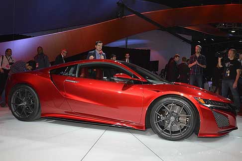 Acura - Acura NSX con motore V6 Twin-Turbo produce oltre 550 CV ed è integrato da tre motori elettrici width=