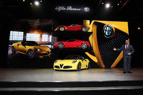 Alfa Romeo -  Esclusiva e performante, l’Alfa Romeo 4C Spider si prepara a conquistare il mercato nordamericano con il debutto al North American International Auto Show di Detroit. width=