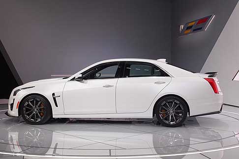 Cadillac - Cadillac CTS V con prestazioni al vertice: 3,7 secondi per passare da 0 a 100km/h, e 320km/h di velocità max width=
