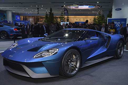 Ford - Il brand Ovale è tra gli indiscussi protagonisti del North American International Auto Show di Detroit, con uno stand di tutto rispetto dove l’elemento sportività è ben rappresentato, in particolar modo, dalla supercar Ford GT. width=
