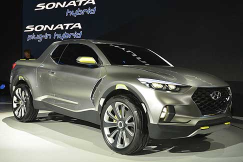 Hyundai - Nel frontale spiccano i gruppi ottici con doppia lente a LED separati dalla griglia centrale a nido d'ape.  width=