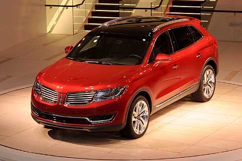 Lincoln - Lincoln MKX adotta anche un sistema di rilevamento ad ultrasuoni con 12 sensori per un parcheggio preciso nella massima sicurezza. width=