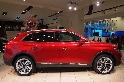 Lincoln - I contenuti tecnologici disponibili a bordo sono di ultima generazione ed includono il sistema di connessione MyLincoln Mobile. width=
