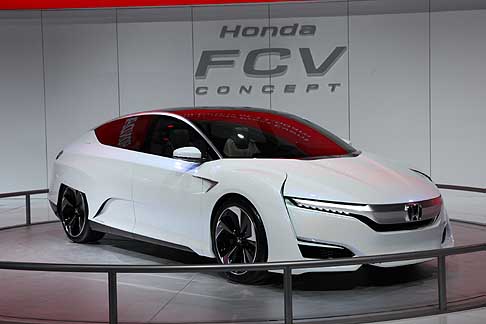 Honda  -  Dopo la presentazione avvenuta recentemente in Giappone durante il Salone di novembre 2014, Honda FCV Conceptsupera i confini nazionali per raggiungere la vetrina internazionale di Detroit e indossare la veste di premiere mondiale.  width=