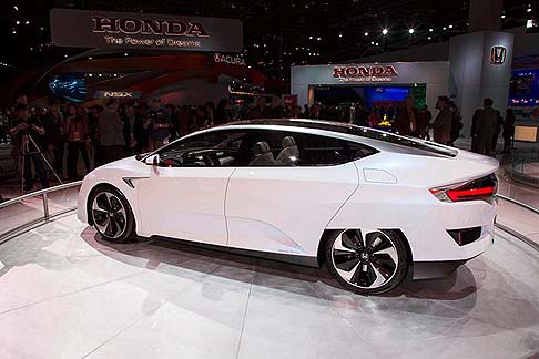 Honda  - Questa vettura rappresenta l’evoluzione stilistica, e non, dei veicoli alimentati a celle a combustibile già prodotti da Honda, di cui il marchio si appresta lanciare la nuova generazione a partire da marzo 2016. width=