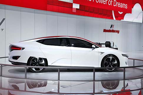 Honda  - In dettaglio, la Honda FCV Concept offre un ambiente spazioso con posti a sedere per cinque passeggeri, un'autonomia di oltre 480 km e un tempo di rifornimento di circa 3 minuti ad una pressione di 70 MPa. width=