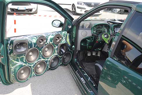 Tuning Estremo - Fiat Punto con portiere dotato di impianto sonoro estremo width=