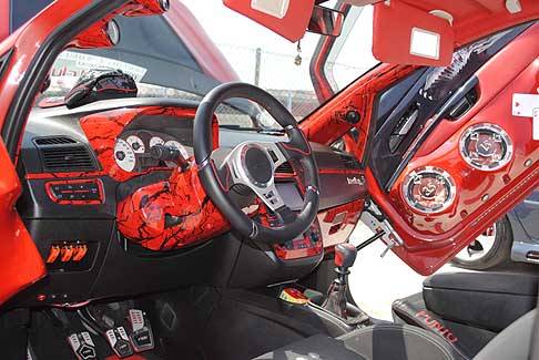 Tuning Estremo - Fiat Grande Punto interni sgargianti, anche la cappotta interna presenta come sfondo le carte da poker che ben si combinano con i colori usati sulla vettura, il rosso e il nero width=