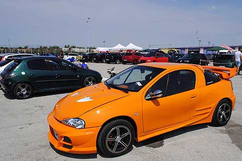 Tuning Estremo - Opel Tigra tuning con un alettone posteriore personalizzato ed adattato alla vettura width=