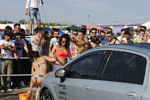 Donne & Motori Show 2015 - Sexy Car Wash: Giornata molto calda all’Autodromo del Levante di Binetto in provinaci di Bari. In scena il Donne & Motori Show edizione 2015 width=