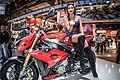 Modella sexy su moto BMW S1000 R all´Eicma 2013. Bike e sexy girl, bacio volante dedicato a tutti i visitatori di Automania.it