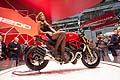 Ragazza su moto Ducati Monster 1200S in anteprima all´Eicma 2013. Sexy girls in moto con galze sfilate...