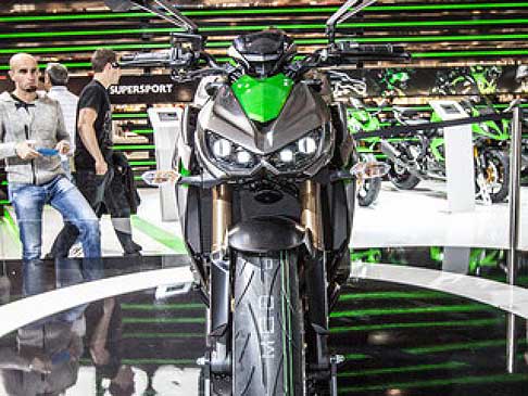 Kawasaki - Kawasaki Z1000 frontale all´EICMA 2013 Salone del motociclo di Milano width=