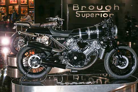 Brough Superior - Brough Superior SS100 con motore V2 da 997 centimetri cubi width=