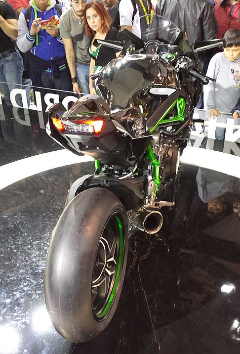 Kawasaki - Kawasaki Ninja H2R moto molto performante grazie al telaio, i freni, l´aerodinamica molto curata, ma spicca l´adozione di un compressore volumetrico che spinge l´aria nei cilindri con una pressione maggiore di quella atmosferica width=