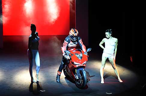 Ducati - Moto Ducati accompagnato dal balletto al Salone del motociclo Eicma 2014 width=
