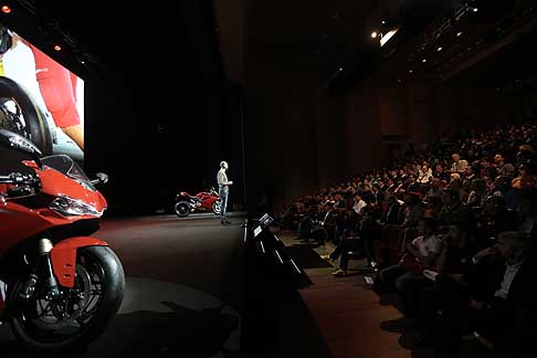 Ducati - Ducati 2015 world premiere Eicma 2014 conferenza stampa con Domenicali width=