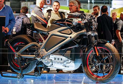 Davidson - Il debutto europeo del Project LiveWire rappresenta la nascita della prima moto elettrica marchiata Harley-Davidson, annunciata a giugno e ora rivelata al pubblico dell’Eicma width=