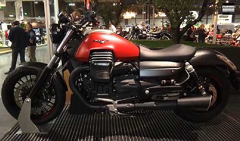 Eicma 2014 - Moto Guzzi California Touring S.E. riceve una nuova veste grafica, deflettori e schienalino passeggero integrato nel maniglione width=