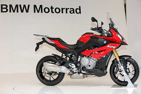 Eicma 2014 - La nuova Bmw S 1000 XR è dotata di un Il motore quattro cilindri in linea width=