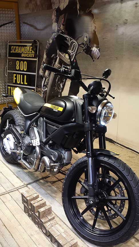 Ducati - Ducati Scrambler Full Throttle tra gli elementi più tradizionali riconosciamo il tipico serbatoio a goccia del modello degli anni ’70 width=