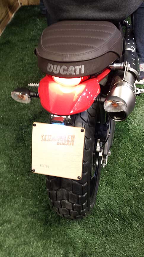 Ducati - Ducati Scrambler si abbinano a soluzioni tecnologicamente più avanzate come le lucianteriore e posteriore a LED e la strumentazione LCDo contemporanea che esprime in modo inequivocabile la pura essenza del motociclismo width=