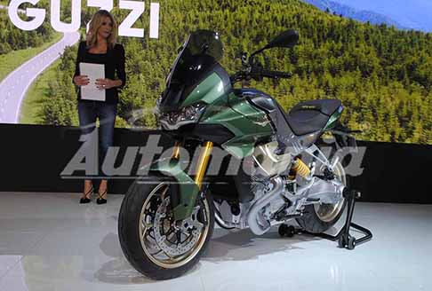 Moto Guzzi - Moto Guzzi V100 Mandello e giornalista che modera l´anteprima all´Eicma presso Milano Rho Fiere
