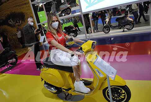 Piaggio - Piaggio Vespa Sprint S50 yellow e bella ragazza all´Eicma 2021 di Milano il Salone del Motociclo
