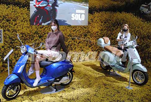 Piaggio - Piaggio Vespa Primavera S 125 i-Jet azzurro metalizzato e Vespa Primavera 125 3V i-Jet ABS con bauletto posteriore all´Eicma 2021 di Milano il Salone del Motociclo