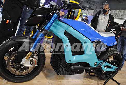 Tazzari EV - Moto elettrica Italian Volt Lacama Concept esposta all´Eicma 2021 con corpo batterie racchiuso da un doppio guscio di fusione in alluminio, che utilizza tecnologia propria sviluppata e concepita dal Team Tazzari EV
