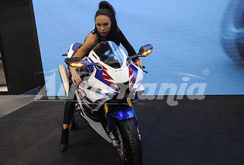 Honda - Moto Honda CBR Fireblade e sexy hostess all´Eicma 2021
