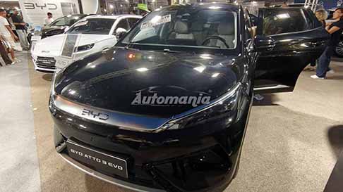 BYD - Scopri la nuova BYD Atto 3 EVO auto made in cina. Non prerdere le foto della BYD Atto 3 EVO vista anteriore esposta alla Fiera del Levante 2026 a Bari. Ecco le Foto esclusive di Automania!