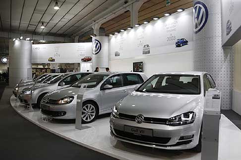 Fiera di Padova - Sette generazioni di Volkswagen Golf: la Golf I nel 1974, la II nel 1983, la III nel 1991, la IV nel 1997, la V nel 2003, la VI nel 2008 e la VII nel 2012 width=
