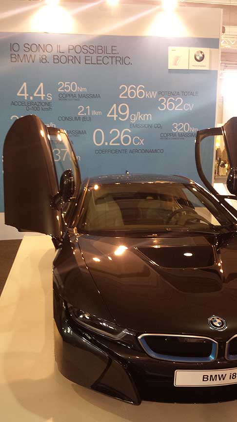 BMW - BMW i8 auto elettrica trasforma in realtà l´idea di un´automobile sportiva sviluppata sin dall’inizio rispettando il principio della sostenibilità width=