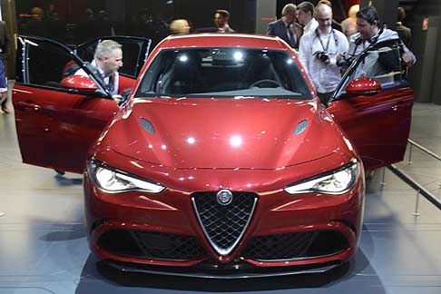 Alfa Romeo - Alfa Romeo Giulia Quadrifoglio Verde le prestazioni sono eccellenti: velocità max di 307 km/h, accelerazione da 0 a 100 km/h in appena 3,9 s e una coppia massima di 600 Nm