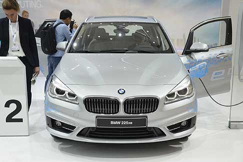BMW - Variante ibrida plug-in della Serie 2 Active Tourer, la nuova 225xe giungerà sul mercato nella primavera 2016.