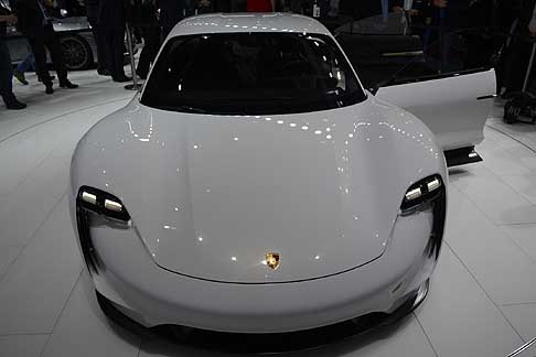 Porsche - Porsche Mission E Concept le batterie trovano posto sotto l´abitacolo, per abbassare il baricentro di questa vettura che è alta solo 131 cm