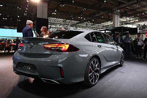 Opel - Premiere Opel Insignia GSi con nuovo motore BiTurbo diesel 2.0 litri da 210 CV