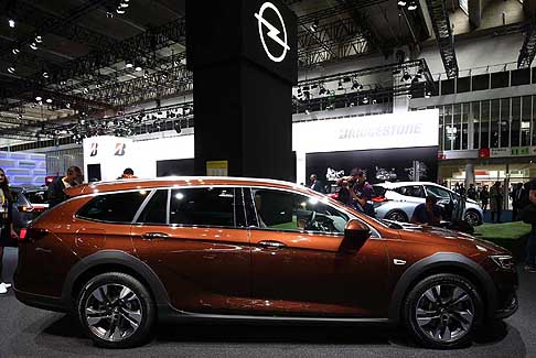 Opel - Opel Insignia Country Tourer l´auto si distingue per il suo fascino country e per la sua eleganza
