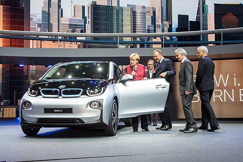 Angela Merkel - Angela Merkel e la BMW i3 al Salone di Francoforte 2013 width=
