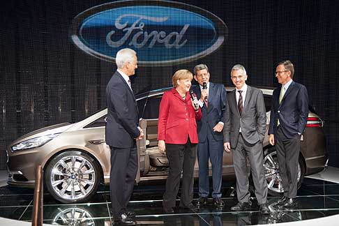 Angela Merkel - La Cancelliera Angela Merkel visita lo stand Ford al Salone di Francoforte 2013 width=