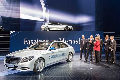 Angela Merkel - Angela Merkel visita il padiglione Mercedes-Benz al Salone di Francoforte 2013 width=