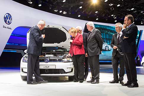 Angela Merkel - Angela Merkel ammira la Volkswagen e-Golf in versione elettrica al Salone di Francoforte 2013 width=
