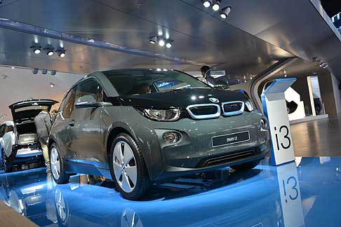 BMW - La BMW i3 auto elettrica alimentata da una batteria agli ioni di litio, montata in una posizione bassa e centrale nel sottoscocca della vettura width=