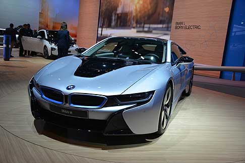 BMW - BMW i8 nella versione commerciale. La i8 fa un largo uso di materiali leggeri come il carbonio e leghe di alluminio per carrozzeria e telaio width=