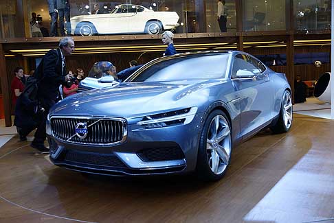 Volvo - La Concept Coupé presenta elementi stilistici che rievocano la linea della Volvo P1800 prodotta negli anni ‘60. width=